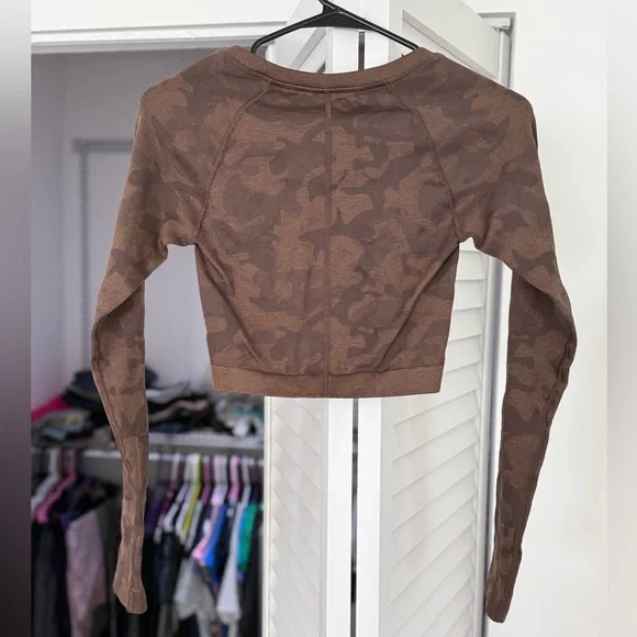 Gymshark Adapt Camo Long Sleeve Crop Top - Picture 2 of 9